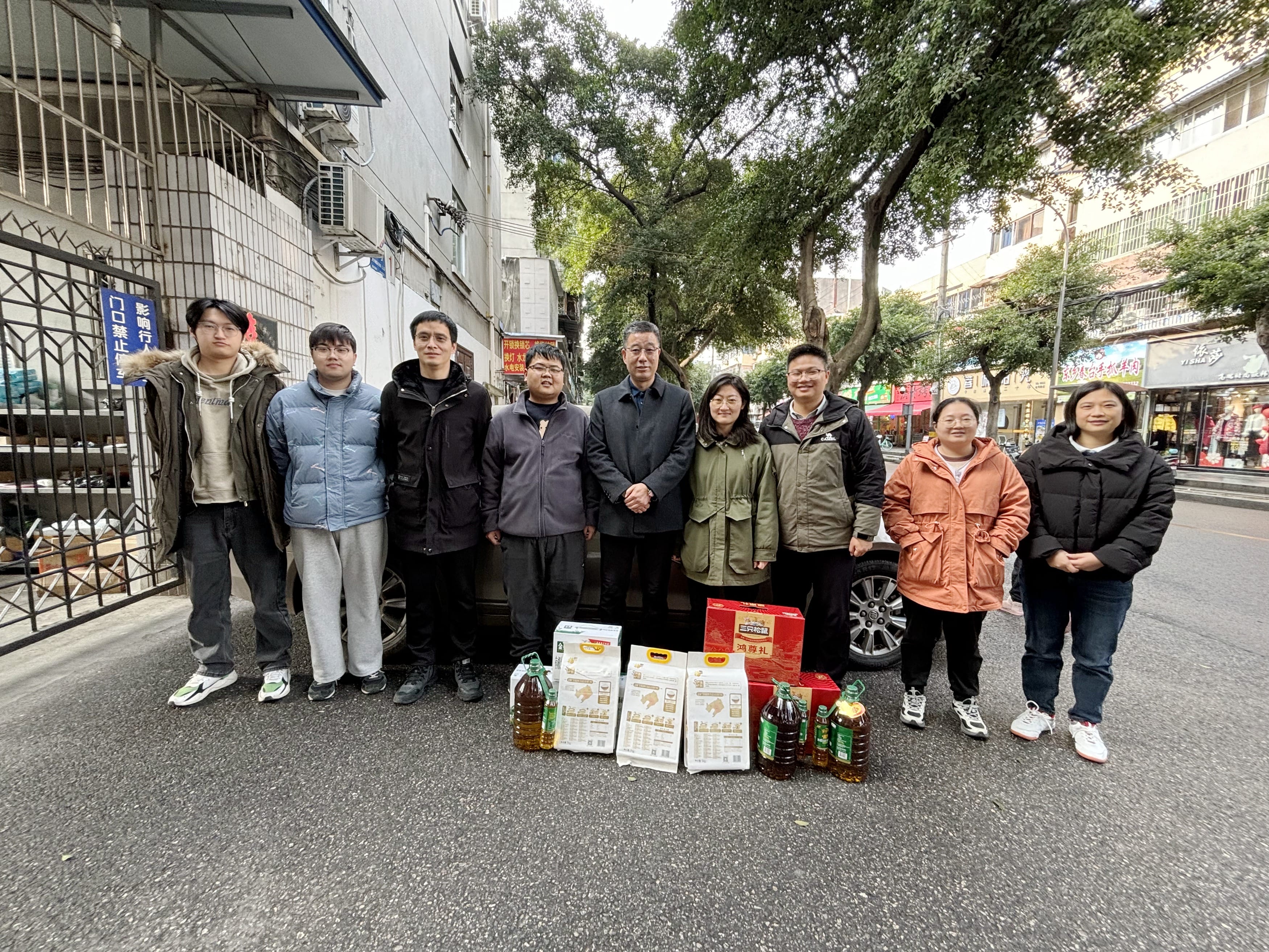 自然腾龙国际平台厅项目送温暖