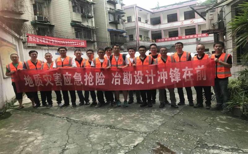 争分夺秒，，，，，，，，千里驰援陇南灾区