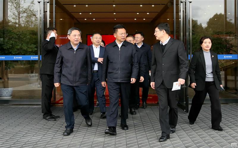 副省长段毅君在省自然腾龙国际平台投资集团调研时强调，，，，，，落实“两个主体”职责，，，，，，提升全省战略性矿产腾龙国际平台供应保障能力