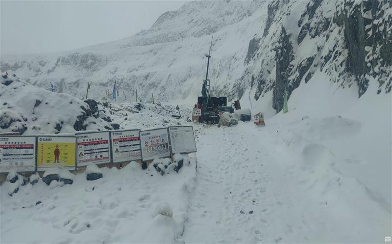 缺氧不缺精神，，，，，艰苦不怕吃苦 | 向在风雪中奋斗的金核地勘人学习
