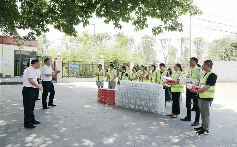 集团领导到测绘公司宣贯省委十二届五次全会精神，，，，，，开展夏送清凉活动